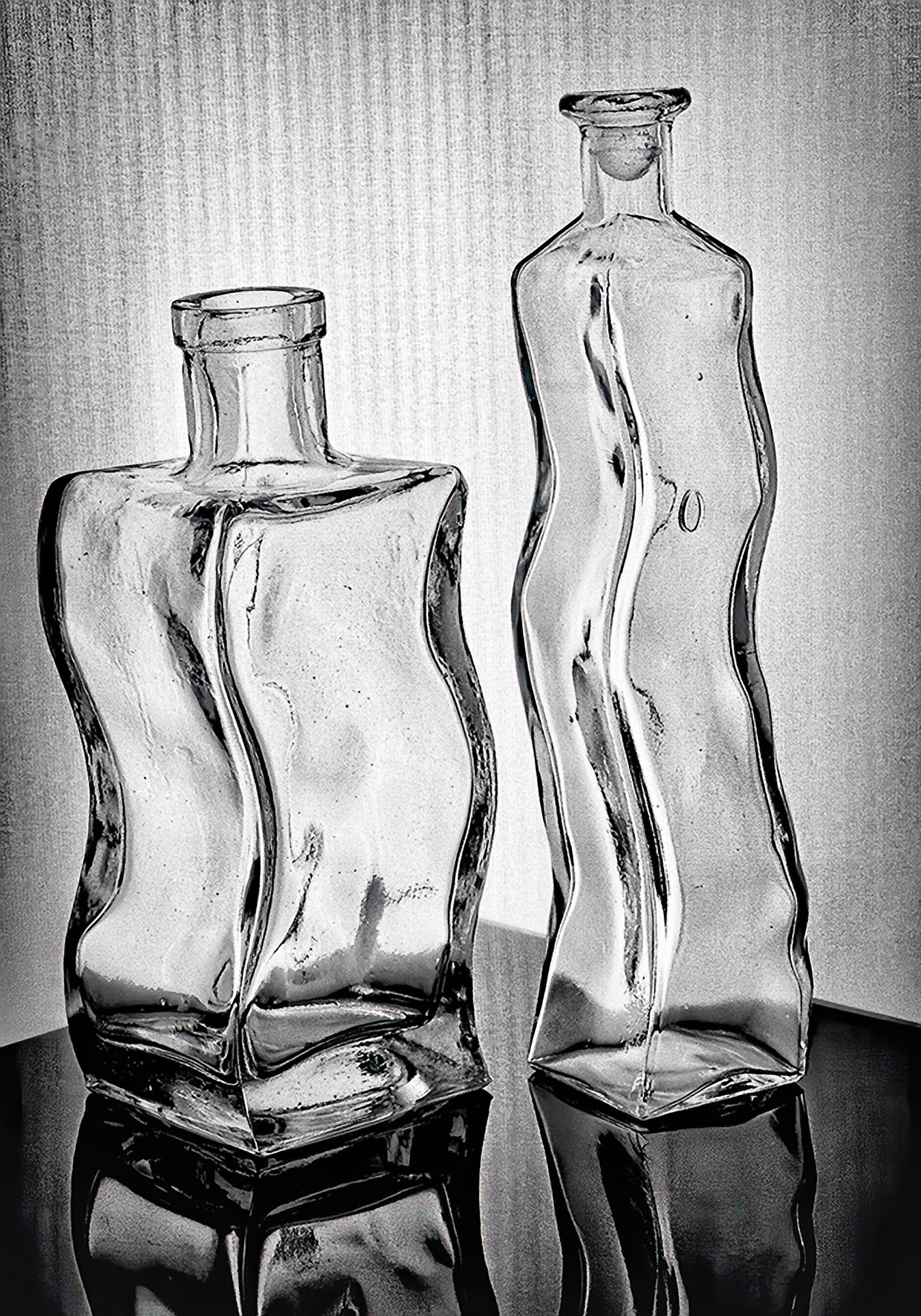 Two vases in black and white